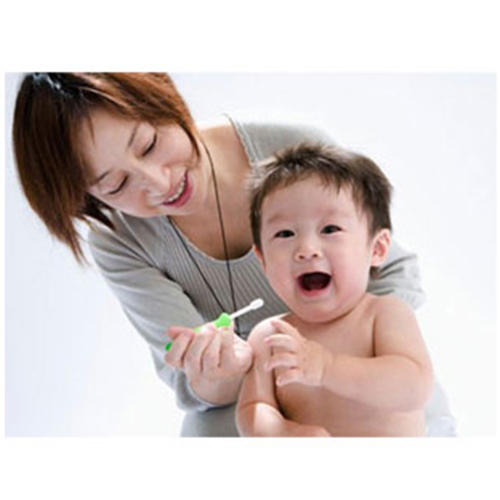 4 วิธีทำความสะอาดเหงือกและฟันของลูกน้อย 