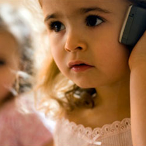 เตือนเด็กใช้ “มือถือ” กะโหลกศีรษะยังบาง ร่างกายดูดซึมรังสีได้มากกว่า